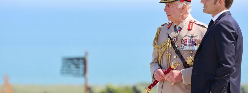 Gemeinsam stehen der britische König Charles III. und der französische Präsident Emmanuel Macron an der Atlantikküste in der Normandie. Am 6. Juni 1944 landeten hier die Soldaten der Alliierten. - Foto: Chris Jackson/PA Wire/dpa