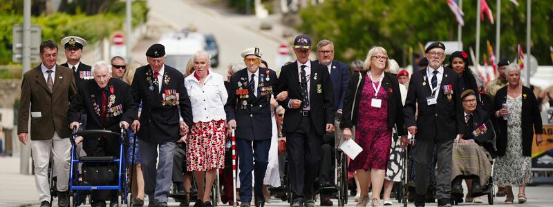 80 Jahre später: Mit einer Parade feiern Veterenanen den D-Day am 6. Juni 1944 in Arrochmanches in der Normandie. - Foto: Aaron Chown/PA Wire/dpa