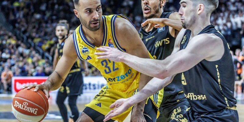 Die Albatrosse um Weltmeister Johannes Thiemann (l) holten in Spiel fünf gegen Chemnitz den Sieg. - Foto: Andreas Gora/dpa