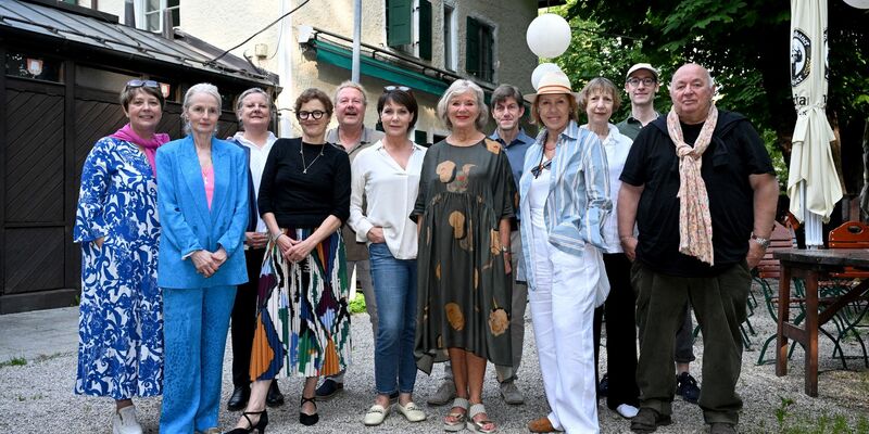 Cast und Crew der Serie «Um Himmels Willen» kamen noch einmal in München zusammen. - Foto: Felix Hörhager/dpa