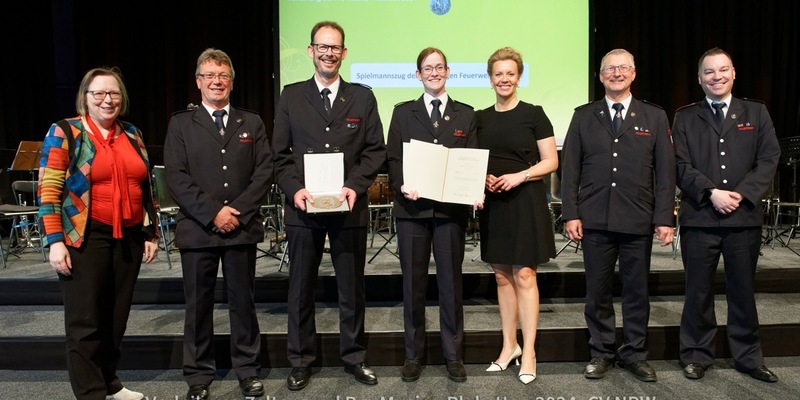 FW Rheurdt: Spielmannszug der Freiwilligen Feuerwehr Rheurdt mit der PRO MUSICA-Plakette ausgezeichnet - Foto: presseportal.de