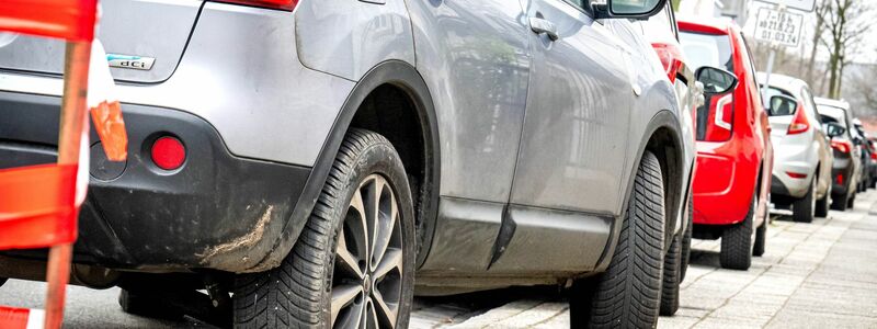 Über das sogenannte aufgesetzte Parken mit zwei Rädern auf dem Bürgersteig wird in Städten wie Bremen seit Jahren gestritten. - Foto: Sina Schuldt/dpa