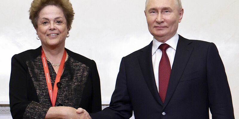 Russlands Präsident Wladimir Putin (r) und die ehemalige brasilianische Präsidentin Dilma Rousseff: Die russischen Behörden nutzen das Forum als Schaufenster, um die Entwicklung des Landes zu präsentieren und Investoren anzulocken. - Foto: Vladimir Smirnov/Pool Sputnik Kremlin/AP/dpa