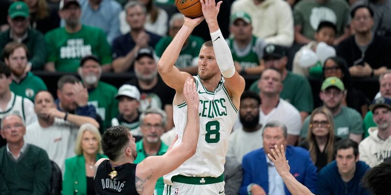 Kristaps Porzingis beendete den Abend mit 20 Punkten. - Foto: Charles Krupa/AP/dpa