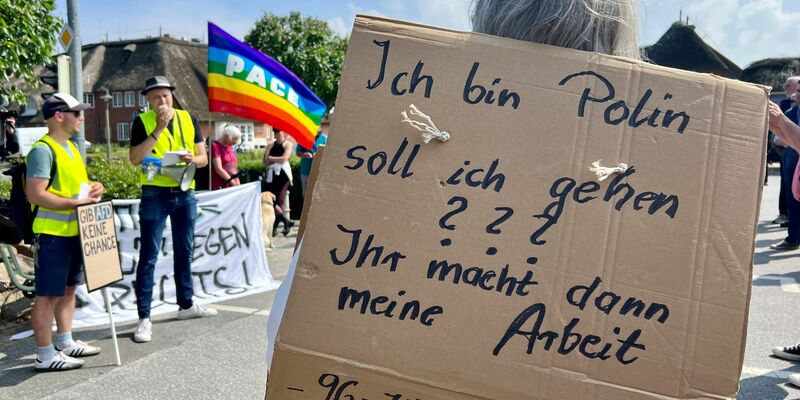 «Ich bin Polin, soll ich gehen ??? Ihr macht dann meine Arbeit»:
Eine Frau während einer Mahnwache gegen rechts in Kampen. - Foto: Lea Sarah Albert/dpa