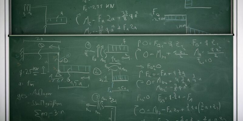 In zwei viereinhalbstündigen Klausuren müssen die Mathetalente zeigen, dass sie auch die kniffligsten Aufgaben lösen können. - Foto: Soeren Stache/dpa-Zentralbild/dpa