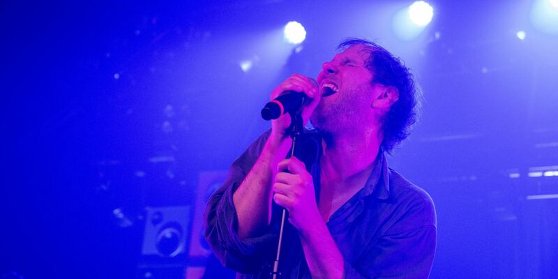 Sänger Marco Michael Wanda verlor kürzlich seinen Vater. Den Verlust verarbeitet er auch im neuen Album seiner Band. - Foto: Stefan Puchner/dpa