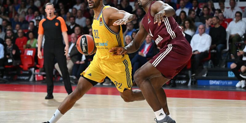 Der FC Bayern München um Ex-NBA-Star Serge Ibaka (r) trifft auf Johannes Thiemann und Alba Berlin. - Foto: Angelika Warmuth/dpa