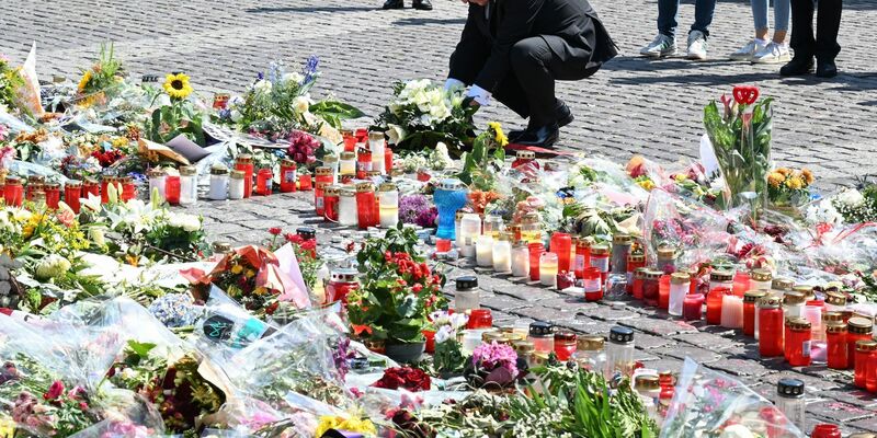 Bundespräsident Frank-Walter Steinmeier legt einen Trauerkranz nieder. - Foto: Bernd Weißbrod/dpa