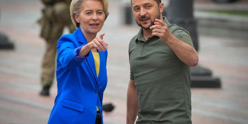 Wolodymyr Selenskyj (r.), Präsident der Ukraine, und EU-Komissionschefin Ursula von der Leyen. - Foto: Efrem Lukatsky/AP/dpa