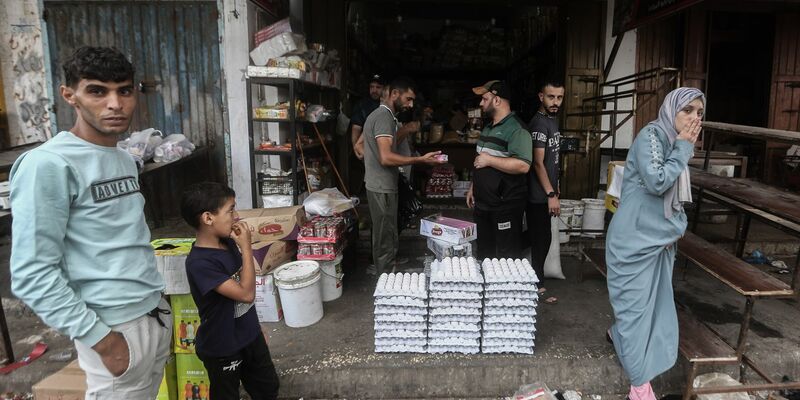 Menschen kaufen auf einem Markt im Gazastreifen Lebensmittel ein. Nach acht Monaten Krieg liegt die Arbeitslosigkeit im Gazastreifen nach einer neuen Analyse bei 79,1 Prozent. - Foto: Mohammed Talatene/dpa