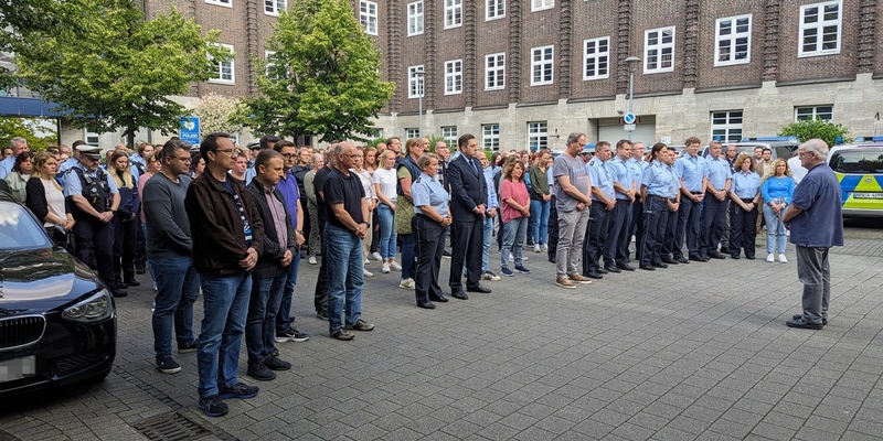 POL-BO: Für Rouven - Gemeinsame Schweigeminute des Polizeipräsidiums Bochum für unseren im Dienst getöteten Kollegen - Foto: presseportal.de
