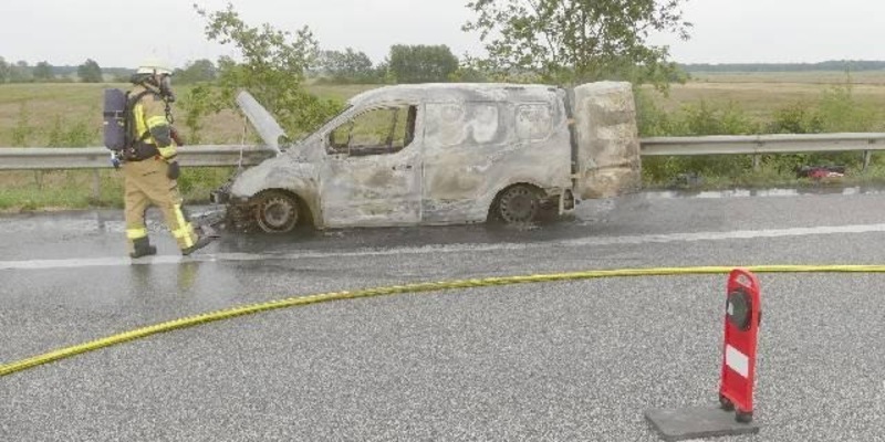POL-CUX: PKW Brand auf der BAB27 im Bereich Hagen (Lichtbild in der Anlage) - Foto: presseportal.de