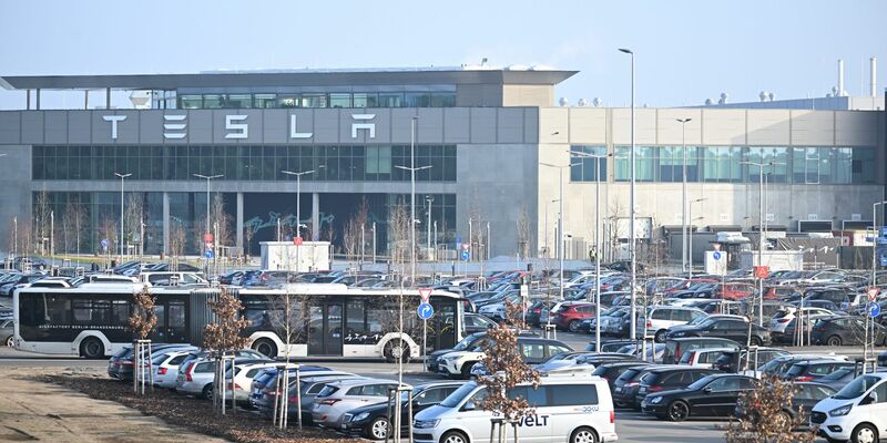 Ende Januar fuhr Tesla die Autofertigung in Grünheide wegen der Angriffe der Huthi-Miliz auf Schiffe im Roten Meer für rund zwei Wochen herunter - und nun schon wieder. - Foto: Sebastian Gollnow/dpa
