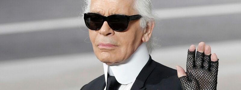 Karl Lagerfeld bestimmte mehr als ein halbes Jahrhundert lang die Mode mit - jetzt gibt es eine Serie über ihn. - Foto: Christophe Ena/AP/dpa