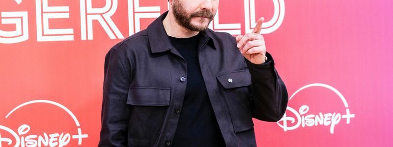 Daniel Brühl spielt den Modeschöpfer und wollte Lagerfeld emotional aufbrechen. - Foto: Carsten Koall/dpa