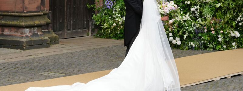 Hugh Grosvenor (l), der Herzog von Westminster, kommt zu seiner Hochzeit in der Kathedrale von Chester an. - Foto: Peter Byrne/PA Wire/dpa