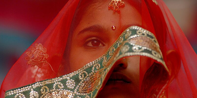 Eine junge Braut während einer Massenheirats- und Verlobungszeremonie in Indien. - Foto: Divyakant Solanki/EPA/dpa