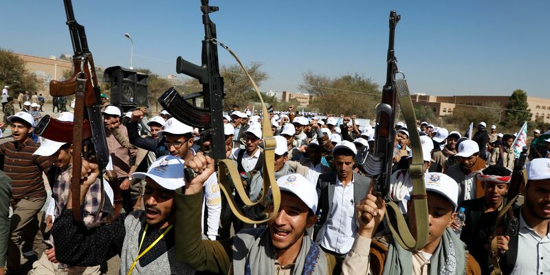 Huthi-Kämpfer während eines Protestmarschs gegen die von den USA geführten Angriffe auf Ziele der Huthi im Jemen (Archivbild). - Foto: Osamah Abdulrahman/AP/dpa