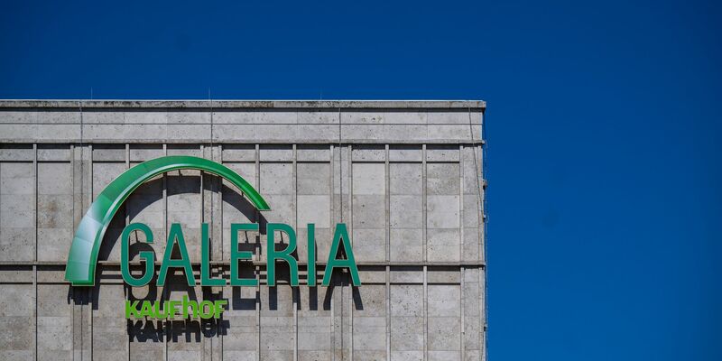Hinter der Warenhauskette liegen schwierige Jahre. Im Sommer 2024 war das vorerst letzte Insolvenzverfahren aufgehoben worden. - Foto: Monika Skolimowska/dpa