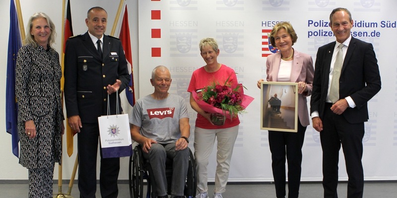 POL-DA: Polizeipräsidium Südhessen: Verein Hilfe für Helfer übergibt Rollstuhl und Treppenlift an ehemaligen Polizeibeamten Achim Benick / Polizeipräsident Björn Gutzeit würdigt besondere Arbeit des Vereins - Foto: presseportal.de