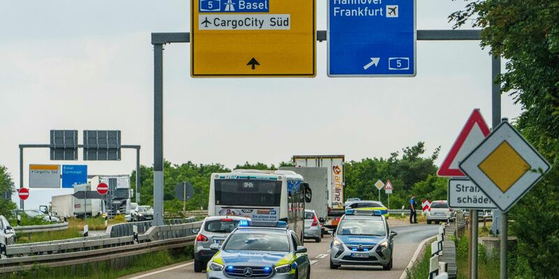 Die Polizei sperrt wegen einer Weltkriegsbombe die Zufahrt über die L3262 zum Flughafen/Cargo City Süd ab. - Foto: Andreas Arnold/dpa