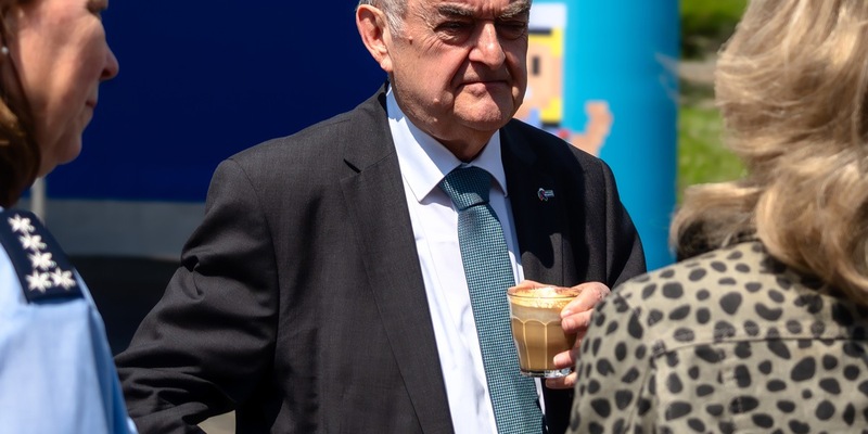 POL-DU: Stadtmitte: Coffee with a cop - Reul stellt sich den Fragen der Duisburgerinnen und Duisburger - Foto: presseportal.de