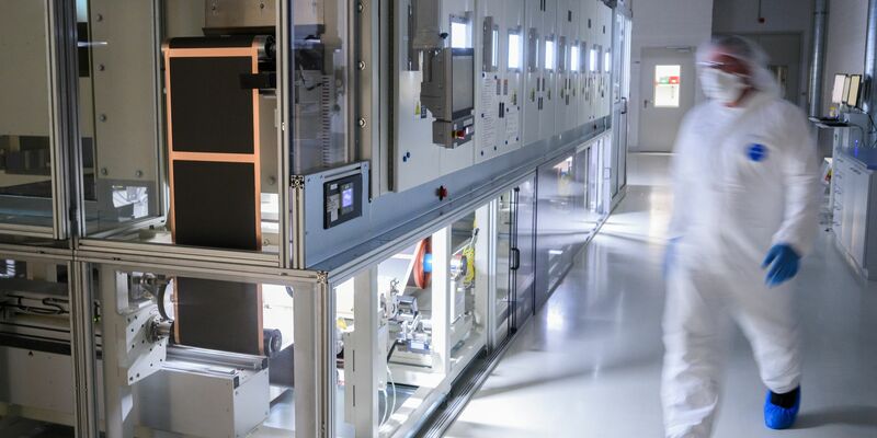 Pilotanlage zur Batteriezellenproduktion im VW-Werk Salzgitter. Der Volkswagen-Konzern steigt in den Betrieb von großen Batteriespeichern für das Stromnetz ein. - Foto: Julian Stratenschulte/dpa