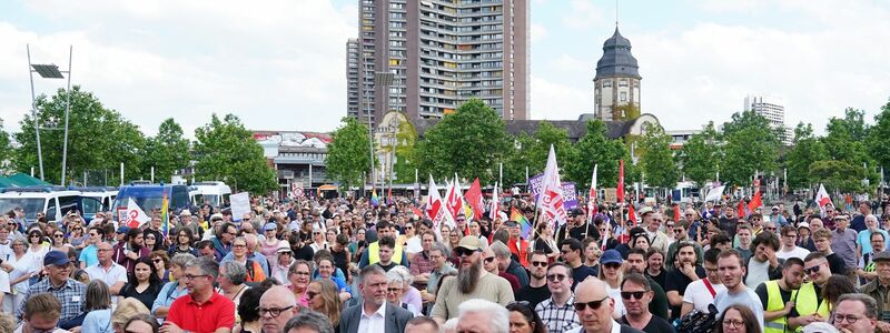 Mehrere Tausend Teilnehmer gingen in Mannheim gegen eine Demonstration der AfD auf die Straße. - Foto: Uwe Anspach/dpa