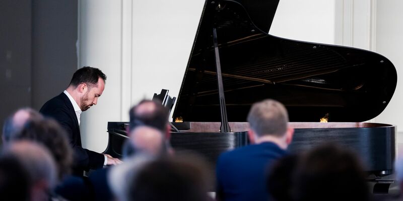Im Rahmen der Preisverleihung in der Französischen Friedrichstadtkirche in Berlin spielte Preisträger Igor Levit am Flügel. - Foto: Christoph Soeder/dpa