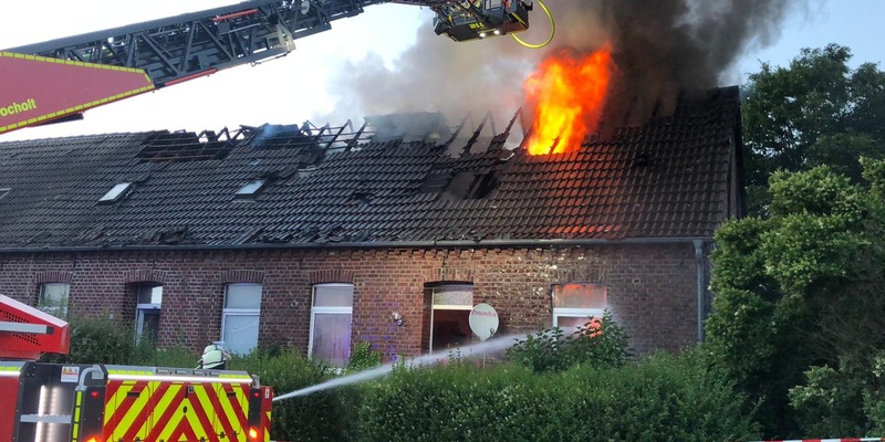 FW Bocholt: Feuerwehr löscht brennenden Dachstuhl - Foto: presseportal.de