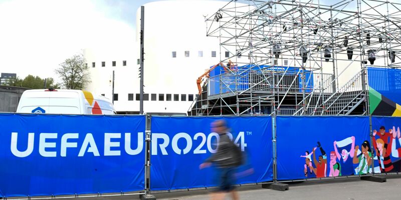 Monteure arbeiten am Aufbau der Fan-Zone in Düsseldorf. - Foto: Federico Gambarini/dpa