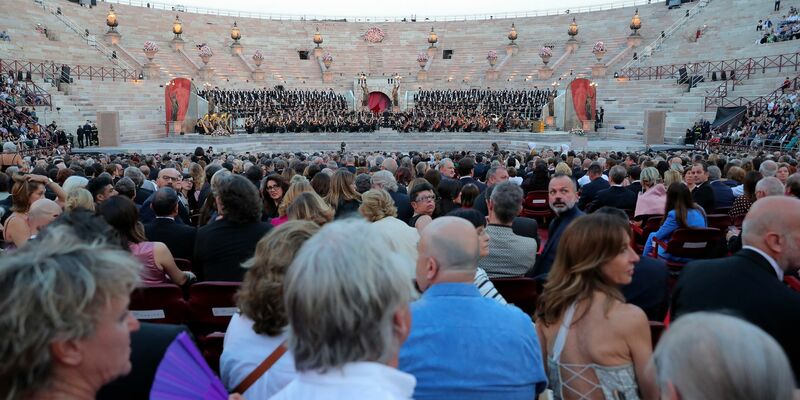 Menschen besuchen ein Galakonzert in der Arena von Verona, um die Anerkennung der italienischen Opernkunst durch die UNESCO zu feiern, in Verona, Italien. - Foto: Paola Garbuio/ Lapresse/LaPresse/dpa