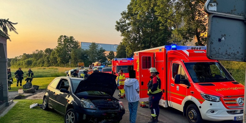 FW Ense: Verkehrsunfall am Freitagabend zwischen Ense-Höingen und Ense-Parsit - Foto: presseportal.de