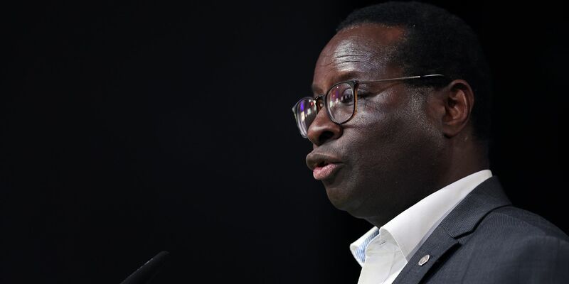 «Für mich hat das Ausmaß an Hass und Hetze ein neues Niveau erreicht. Mir begegnet es inzwischen täglich in Nachrichten und Kommentaren, aber auch im Deutschen Bundestag», sagt  Karamba Diaby. - Foto: Ronny Hartmann/dpa-Zentralbild/dpa