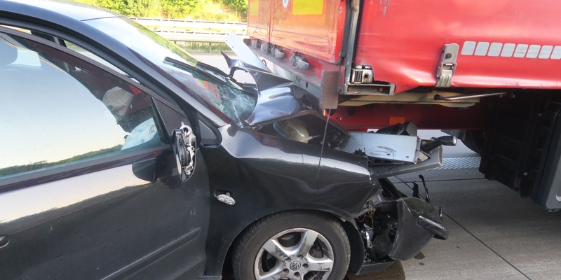 POL-DEL: Autobahnpolizei Ahlhorn: Auffahrunfall zwischen Pkw und Sattelzug auf der Autobahn 1 im Bereich der Gemeinde Emstek +++ Zwei Personen leicht verletzt - Foto: presseportal.de