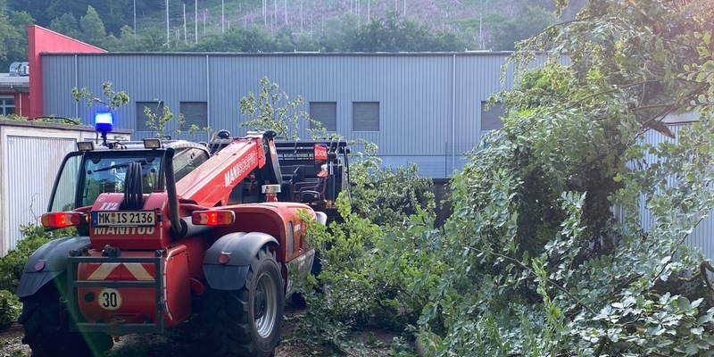 FW-MK: Umgestürzter Baum - Einsatz für den Teleskoplader - Foto: presseportal.de