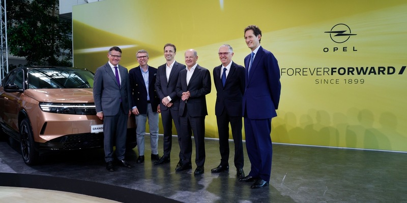 Zahlreiche Ehrengäste beim Tag der offenen Tür: Opel feiert 125 Jahre Automobilbau in Rüsselsheim - Foto: presseportal.de