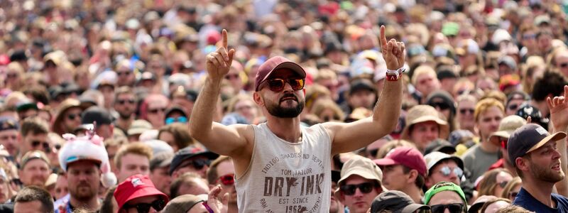 Rockfans drängen sich beim Open-Air-Festival Rock am Ring. - Foto: Thomas Frey/dpa