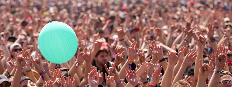 Rockfans beim Open-Air-Festival Rock am Ring. - Foto: Thomas Frey/dpa