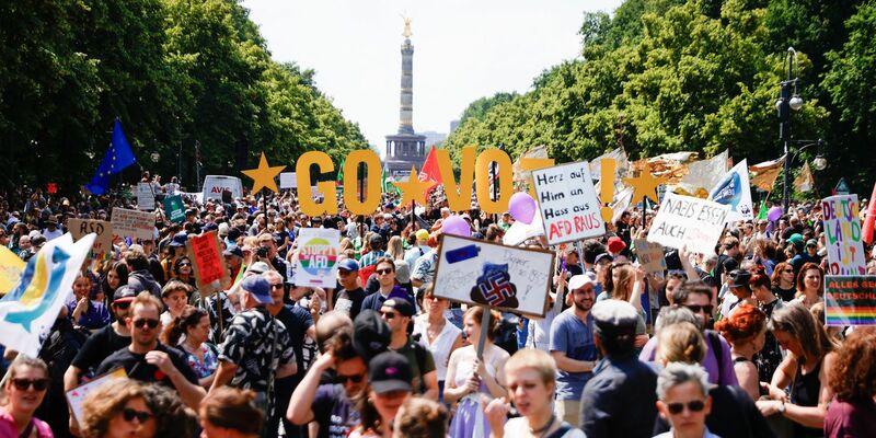Unter dem Motto «Rechtsextremismus stoppen. Demokratie verteidigen» sind Tausdende Menschen in Berlin auf die Straße gegangen. - Foto: Carsten Koall/dpa