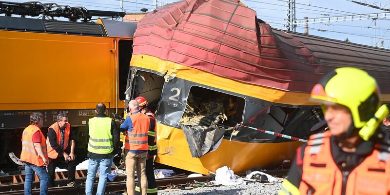 Rettungskräfte arbeiten am 6. Juni an der Unfallstelle nach dem Zusammenstoß zweier Züge in Pardubice. - Foto: Vostárek Josef/CTK/dpa
