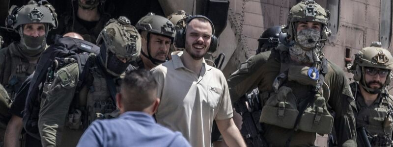 Andrey Kozlov (M), eine der vier israelischen Geiseln, die am 7. Oktober von der Hamas auf dem Nova-Musikfestival entführt wurden, kommt mit einem Hubschrauber im Sheba Medical Center an. - Foto: Ilia Yefimovich/dpa