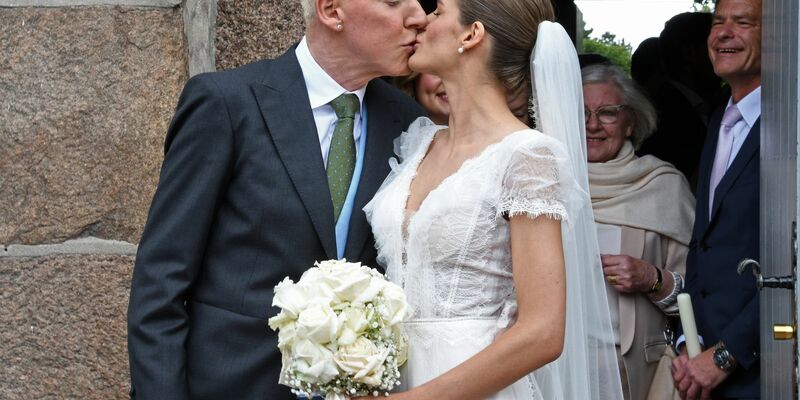 H.P. Baxxter und seine frisch angetraute Ehefrau Sara nach der Hochzeit auf Sylt. - Foto: Lea Sarah Albert/dpa