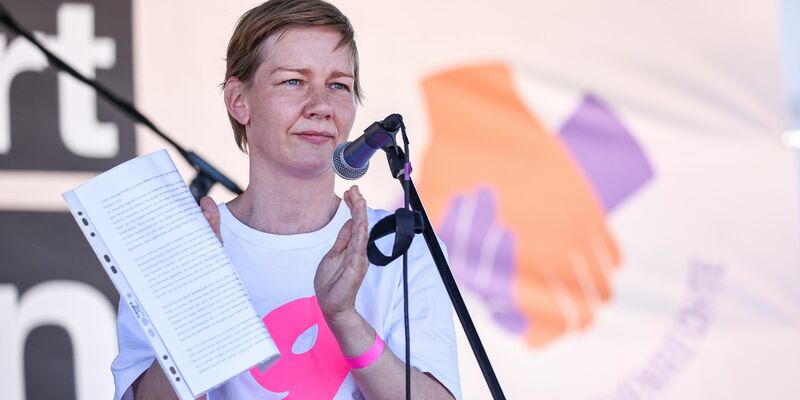 Sandra Hüller bei der Kundgebung «Hand in Hand für Demokratie und Menschenrechte» gegen Rechtsextremismus in Leipzig. - Foto: Jan Woitas/dpa