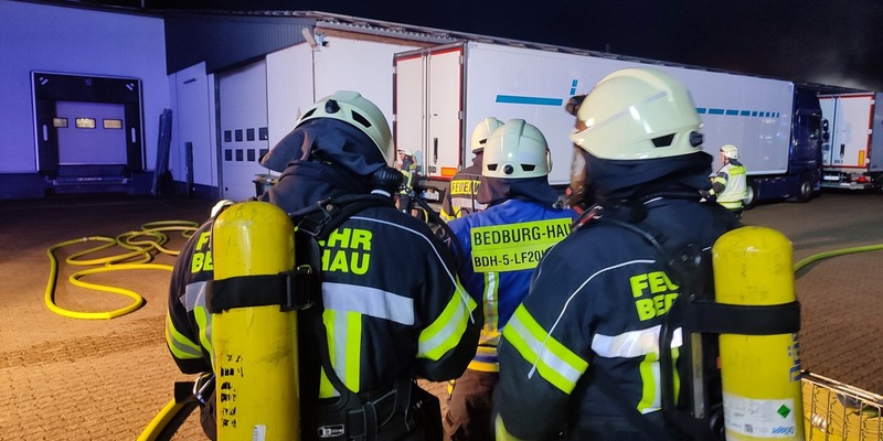 FW-KLE: Feuer in Speditionsunternehmen - Foto: presseportal.de