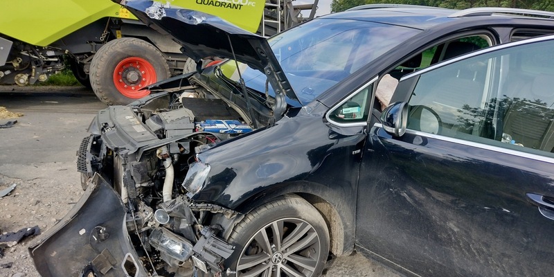 FW Hünxe: Verkehrsunfall zwischen Traktor und Pkw - Zwei Verletzte - Foto: presseportal.de