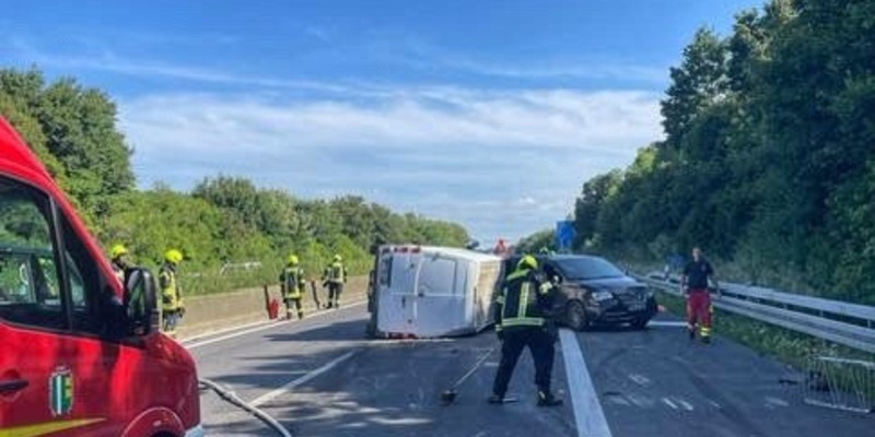 FW Bergheim: Drei Verletzte nach Unfall auf A61 Kleintransporter kollidiert mit PKW auf Standstreifen - Foto: presseportal.de