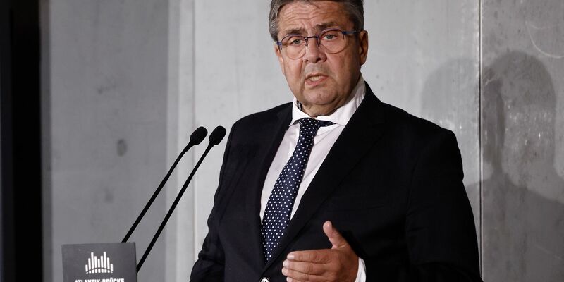 Der frühere SPD-Chef Sigmar Gabriel richtet sich in einem Gastbeitrag an den Kanzler. - Foto: Carsten Koall/dpa