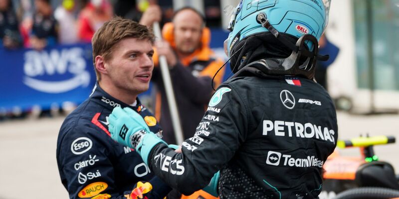 Weltmeister Max Verstappen (l) gratuliert Mercedes-Pilot George Russell zur Pole Position. - Foto: Paul Chiasson/The Canadian Press via AP/dpa